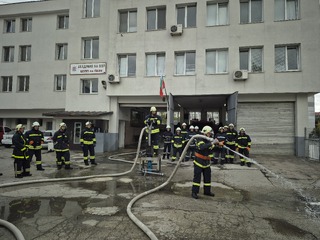 Практическо занятие за водоснабдяване на пожарен автомобил се проведе в ЦСПП по ПБЗН – Варна