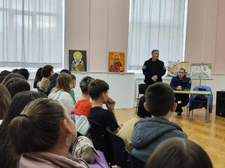Полицейски служители от областната дирекция на полицията в Шумен изнесоха лекция пред седмокласници в СУ“ Йоан Екзарх Български“ за справяне с агресията и действия при терористични заплахи