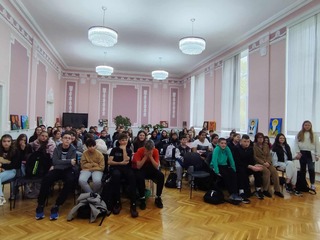 Полицейски служители от областната дирекция на полицията в Шумен изнесоха лекция пред седмокласници в СУ“ Йоан Екзарх Български“ за справяне с агресията и действия при терористични заплахи