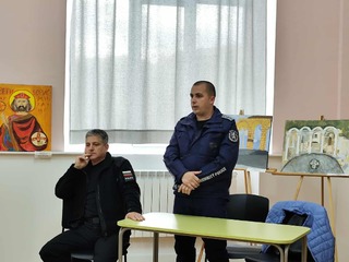 Полицейски служители от областната дирекция на полицията в Шумен изнесоха лекция пред седмокласници в СУ“ Йоан Екзарх Български“ за справяне с агресията и действия при терористични заплахи