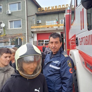 Седмокласници от търговищко училище посетиха пожарната и се запознаха с професията на огнеборците