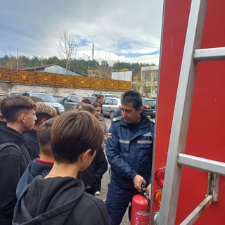 Седмокласници от търговищко училище посетиха пожарната и се запознаха с професията на огнеборците