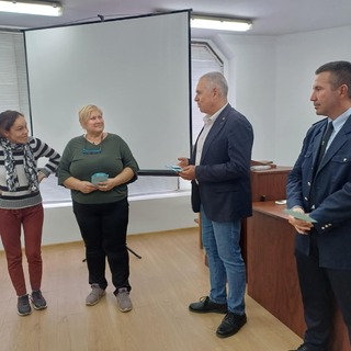 Млади хора от Комплекса за социално развитие в Търговище гостуваха в областната дирекция и поздравиха полицейските служители за професионалния им празник - Св. Архангел Михаил