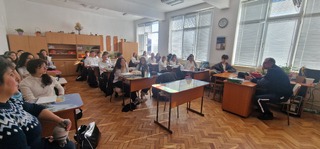 Пътни полицаи разговаряха с ученици от Езикова гимназия „Иван Вазов“ – Смолян за безопасното движение по пътищата