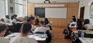Пътни полицаи разговаряха с ученици от Езикова гимназия „Иван Вазов“ – Смолян за безопасното движение по пътищата