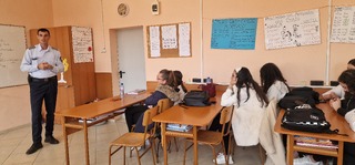 Пътни полицаи разговаряха с ученици от Езикова гимназия „Иван Вазов“ – Смолян за безопасното движение по пътищата