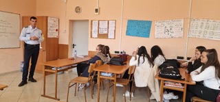 Пътни полицаи разговаряха с ученици от Езикова гимназия „Иван Вазов“ – Смолян за безопасното движение по пътищата