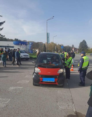 Полицейски служители и доброволци към Общинския съвет по наркотични вещества с послания към шофьорите по повод Световния ден в памет на жертвите от ПТП