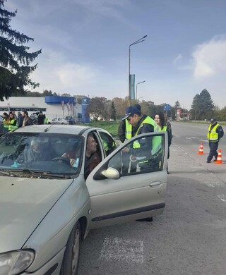 Полицейски служители и доброволци към Общинския съвет по наркотични вещества с послания към шофьорите по повод Световния ден в памет на жертвите от ПТП