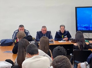 Инспектори от Пътна полиция при ОДМВР-София с лекция пред гимназисти