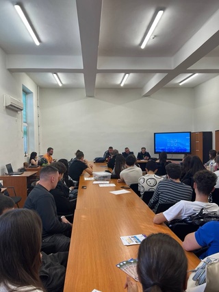 Инспектори от Пътна полиция при ОДМВР-София с лекция пред гимназисти