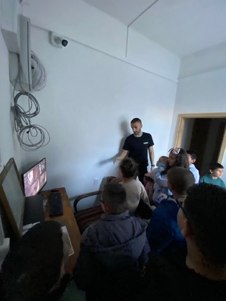 Ученици от ОУ „Никола Йонков Вапцаров“ – Мадан гостуваха в Районното управление в града