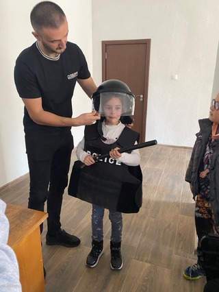 Ученици от ОУ „Никола Йонков Вапцаров“ – Мадан гостуваха в Районното управление в града