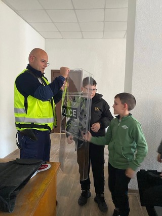 Ученици от ОУ „Никола Йонков Вапцаров“ – Мадан гостуваха в Районното управление в града