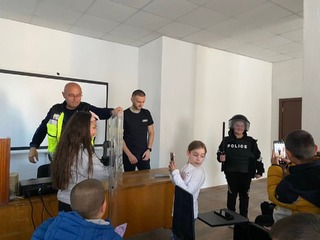 Ученици от ОУ „Никола Йонков Вапцаров“ – Мадан гостуваха в Районното управление в града
