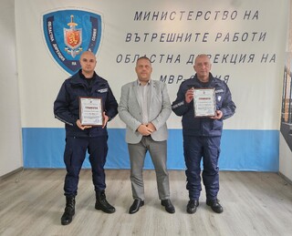 Директорът на ОДМВР-София награди полицаи от РУ-Костинброд за изключителен професионализъм в опасна ситуация