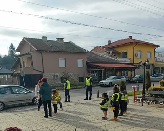 Послания на есенния лист връчиха децата от ДГ „Райна Княгиня“ в с. Невестино