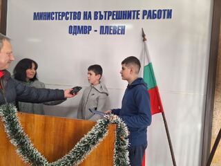 Момчета с големи сърца: Директорът на ОДМВР – Плевен отличи деца за техния жест на доброта