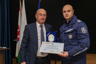 Полицаите, проявили храброст в борбата с горящите автобуси, бяха удостоени с почетни знаци от Община Костинброд