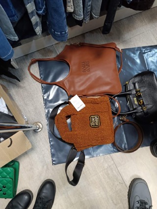Полицаи иззеха близо 130 артикула на известни търговски марки, разпространявани неправомерно