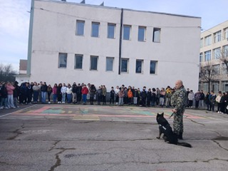 Превантивни беседи с ученици от няколко училища в Перник