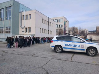 Превантивни беседи с ученици от няколко училища в Перник