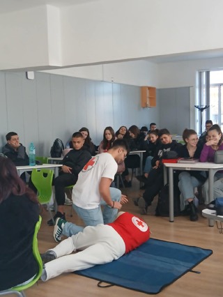 Полицаи и доброволци от БЧК проведоха обучително занятие по първа помощ в ГПЧЕ „Симеон Радев“ – Перник