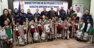 Видинските полицаи посрещнаха добри гости коледари