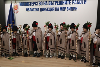 Видинските полицаи посрещнаха добри гости коледари