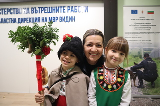 Видинските полицаи посрещнаха добри гости коледари
