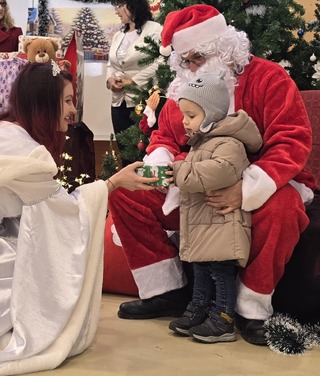 Дядо Коледа и Снежанка пристигнаха с хеликоптер на „Гранична полиция“