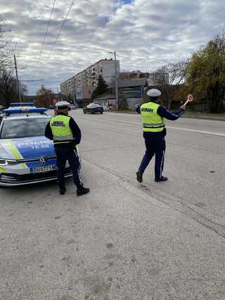 Храброст и бърза реакция: Полицаи от Първо РУ - Плевен спасиха мъж, от леденото езеро в парк "Кайлъка"