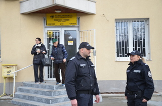 Полицейски служители обезпечават сигурността около пощенските станции