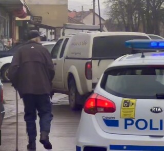 Полицейски служители обезпечават сигурността около пощенските станции