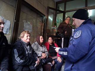 Полицейски служители в помощ на пенсионерите при получаване на първите пенсии в евро