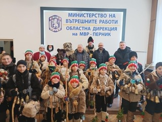 Сурвакари от Кралев дол благословиха ОДМВР – Перник за здраве, късмет и успешна 2026 година