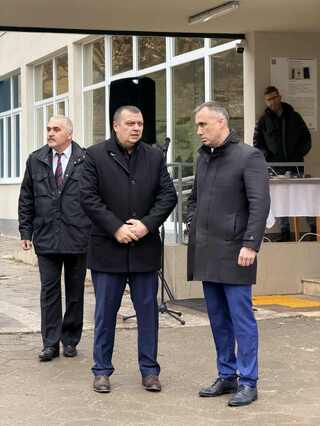 С празничен водосвет за здраве и благоденствие, отслужен от Ловчански митрополит Гаврил, бяха открити реновираните сгради на ОД МВР-Ловеч и сектор „Пътна полиция“