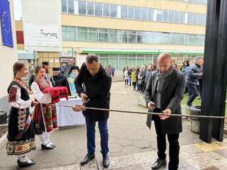 С празничен водосвет за здраве и благоденствие, отслужен от Ловчански митрополит Гаврил, бяха открити реновираните сгради на ОД МВР-Ловеч и сектор „Пътна полиция“