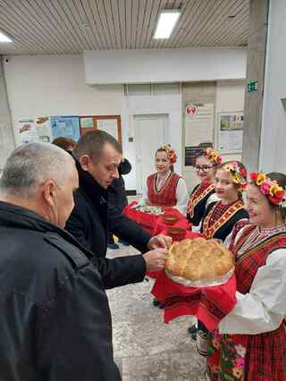 С празничен водосвет за здраве и благоденствие, отслужен от Ловчански митрополит Гаврил, бяха открити реновираните сгради на ОД МВР-Ловеч и сектор „Пътна полиция“