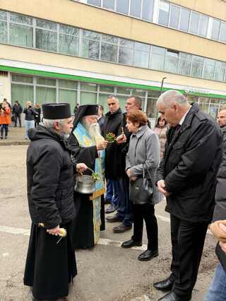 С празничен водосвет за здраве и благоденствие, отслужен от Ловчански митрополит Гаврил, бяха открити реновираните сгради на ОД МВР-Ловеч и сектор „Пътна полиция“
