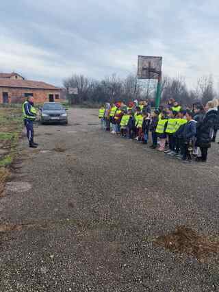 Урок по пътна безопасност в ОУ „Свети Свети Кирил и Методий“ в село Крушовица