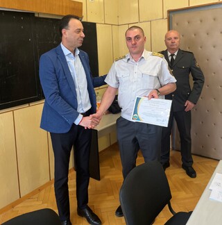 Заместник – директорът на ГДПБЗН отличи двама огнеборци – от Видин и Белоградчик, победители в областния етап на конкурса „Пожарникар на годината“