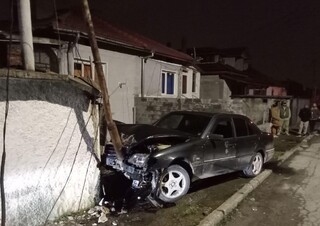 Непълнолетен се заби в електрически стълб с автомобила на баща си
