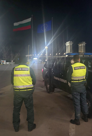 Гранични полицаи задържаха на Дунав мост участници в телефонна измама