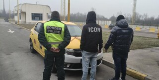 Гранични полицаи разкриха нов способ за прехвърляне в Румъния на пари, придобити чрез измама; извършителите са задържани
