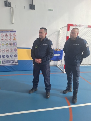 Полицаи от Второ РУ – Плевен изнесоха интерактивен урок по пътна безопасност пред ученици от плевенската гимназия по туризъм „Алеко Константинов“