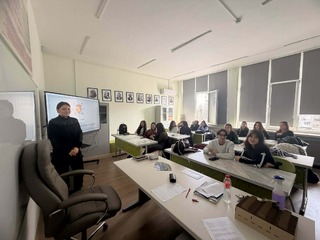 Курсант по пожарна безопасност представя възможностите за обучение в Академията на МВР пред силистренски гимназисти