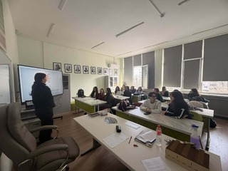 Курсант по пожарна безопасност представя възможностите за обучение в Академията на МВР пред силистренски гимназисти