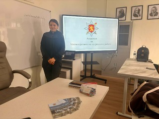 Курсант по пожарна безопасност представя възможностите за обучение в Академията на МВР пред силистренски гимназисти