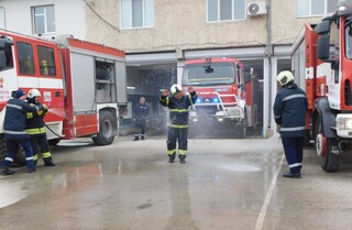 Под водни струи силистренските огнеборци изпратиха в заслужен отдих колегата си Георги Гебешев